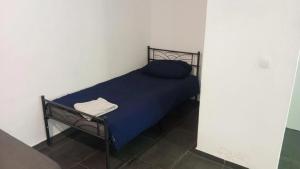 a bedroom with a blue bed in a room at Celine Zimmer in Heilbronn Zentrum in Heilbronn