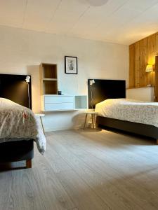 Habitación de hotel con 2 camas y mesa en Simple room en Trondheim