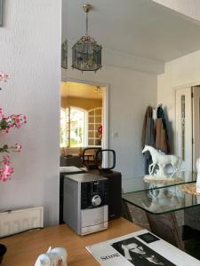 uma cozinha com uma mesa de vidro e um micro-ondas em La maison d'Abelleira em Puenteareas