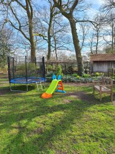 twee speeltoestellen voor kinderen in een tuin bij B&B Erve Möskert in Geesteren