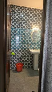La salle de bains est pourvue d'un lavabo et de toilettes. dans l'établissement New Hotel Meghdoot, à Srinagar