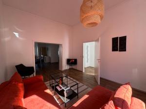 uma sala de estar com um sofá e uma mesa em 82m2 - 4 Zimmer mitten in Hagen - huge open space em Hagen