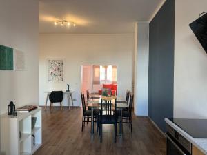 uma sala de jantar e cozinha com mesa e cadeiras em 82m2 - 4 Zimmer mitten in Hagen - huge open space em Hagen