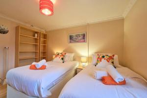 Ένα ή περισσότερα κρεβάτια σε δωμάτιο στο Bespoke Bungalow Salford Quays - Garden, WiFi and Parking