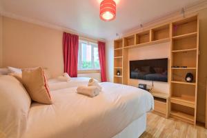 Μια τηλεόραση ή/και κέντρο ψυχαγωγίας στο Bespoke Bungalow Salford Quays - Garden, WiFi and Parking