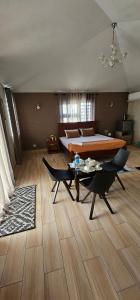 ein Schlafzimmer mit einem Bett und einem Tisch in einem Zimmer in der Unterkunft Luxury Villa in Port Louis
