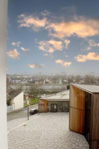 a view of a building with a sky at Modernes, zentrales Apartment in Troisdorf, Region Köln Bonn, maximal für 4 Personen, Parkplatz & Netflix inklusive in Troisdorf