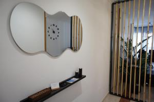 un espejo y un reloj en una pared en Alojamientos Viveiro - Playa de Covas I, en Viveiro