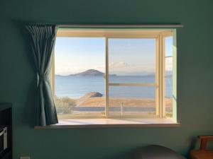 小豆岛HATN HAT Guesthouse ハッツンハットハウス的海景客房的窗户