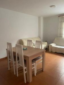 mesa de comedor con 2 sillas y sofá en Apartamento Mezquita Caudiel, en Caudiel