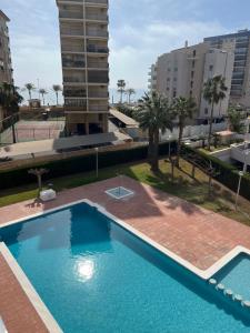 ein leerer Pool auf dem Dach eines Gebäudes in der Unterkunft Apartamento a pie de playa con vistas al mar y piscina in Benicàssim