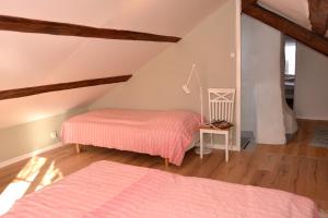 Tempat tidur dalam kamar di Lillstugan, södra Bergslagen
