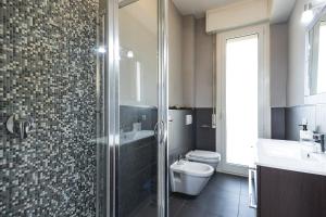 Bilik mandi di Ravenna Sky View Apartment +17 gambar