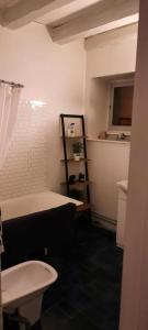 Ванна кімната в Maison des Séquoias - Parc 1 hectare-