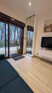 TV a/nebo společenská místnost v ubytování Le Méridien, studio rénové avec terrasse, 8 min à pieds du centre ville