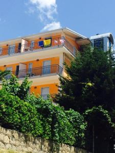 un bâtiment orange avec un balcon au-dessus d'un mur dans l'établissement Hotel Ristorante Santa Maria, à Amantea