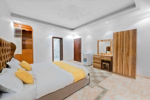 um quarto com uma cama, um lavatório e um espelho em درب البحر em Jeddah