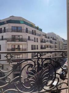 una valla de hierro frente a un edificio en Appartement cozy - Centre ville - 10 min Paris, en Levallois-Perret