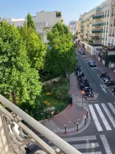 vistas a una calle de la ciudad con motos estacionadas en Appartement cozy - Centre ville - 10 min Paris, en Levallois-Perret