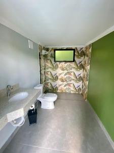 un baño con inodoro y lavabo en Suítes Por do Sol, en Cabreúva 14 fotos más