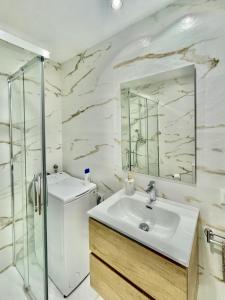 W łazience znajduje się umywalka i prysznic. w obiekcie Luceros Sky w Alicante