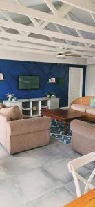 - un salon avec un canapé et une table dans l'établissement Shades of Blue, à Mossel Bay