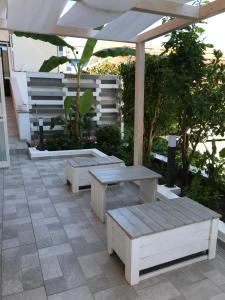 - une table de pique-nique et des bancs sur une terrasse dans l'établissement Hotel Ristorante Santa Maria, à Amantea