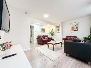 ein Wohnzimmer mit 2 Sofas und einem Tisch in der Unterkunft Modern 3Bedroom 3 Bathroom Apartment with Private Garden- Maida Vale in London