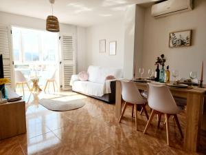 sala de estar con mesa y sofá en Apartamento Rincón del Mar, en Cartagena