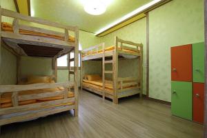 Bunk bed o mga bunk bed sa kuwarto sa Gyeongju Friend Guesthouse