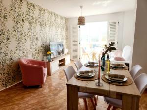 a dining room with a table and chairs at Apartamento Rincón del Mar in Cartagena