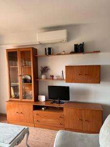 Telewizja i/lub zestaw kina domowego w obiekcie Apartamento Roquetas playa con WIFI