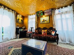 sala de estar con sofá y mesa en N Group of Houseboat, en Srinagar