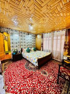 1 dormitorio con cama y alfombra roja grande en N Group of Houseboat, en Srinagar