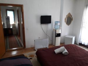 een slaapkamer met een bed met twee witte handdoeken erop bij Rooms Struga in Struga