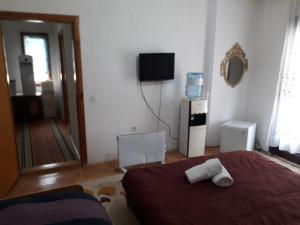 sypialnia z łóżkiem z dwoma białymi ręcznikami w obiekcie Rooms Struga w mieście Struga