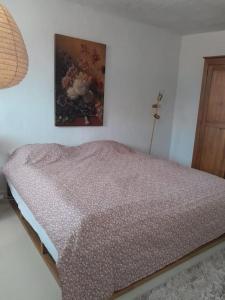 uma cama num quarto com um quadro na parede em charmante alte Stadtvilla em Epe