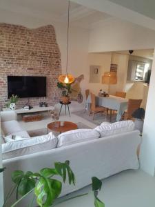 uma sala de estar com um sofá branco e uma sala de jantar em charmante alte Stadtvilla em Epe
