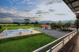 uma vista aérea de um pátio com piscina em Finca Hotel Mana em Guamal