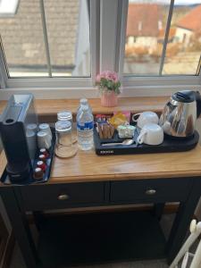 Příslušenství pro přípravu čaje a kávy v ubytování Druid House B&B