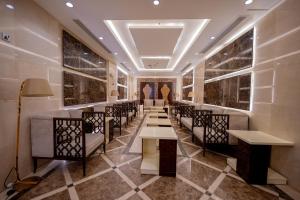 uma fila de mesas e cadeiras num restaurante em فندق سنود المروة em Meca
