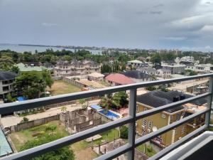 uma vista para a cidade a partir de uma varanda em FASHION INTERNATIONAL HOTEL em Dar es Salaam