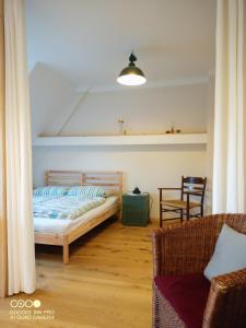 um quarto com uma cama e uma cadeira em Gemütliche Premium Öko Ferienwohnung in Resthof, super ausgestattet, keine Handwerker und Monteure em Sterley
