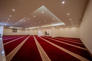 a large room with a red carpet and a large ceiling at فندق سنود المروة in Mecca