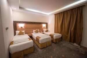Un pat sau paturi într-o cameră la فندق سنود المروة