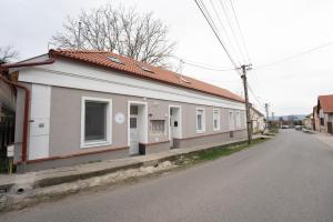 a small building on the side of a street at Perle Vendégház in Kesztölc