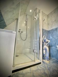 a shower in a bathroom with a glass shower stall at Casa Paletta -Modern -Terrasse -Parkplatz -Küche in Sigmaringen +20 photos