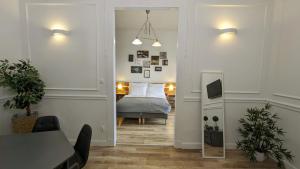 ブダペストにある3 room apartment in the beautiful streetのベッドルーム(ベッド1台、テーブル、鏡付)