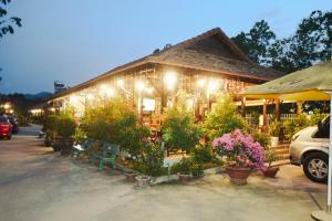 un edificio con molte piante e luci di HOMESTAY HƯƠNG RỪNG a Tân Phú