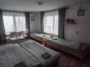 1 dormitorio con 2 camas individuales y ventana en Apartament Tczew-duże pokoje!, en Tczew